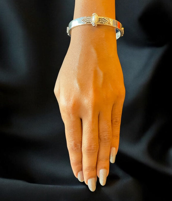 The Mrinalini Silver Antique Openable Pearl Bracelet-Single (Oxidised/Size/2.2/2.4/2.6/2.8)